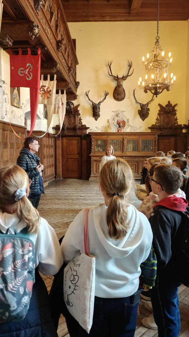 uczniowie_w_komnatach_zamku.jpeg
