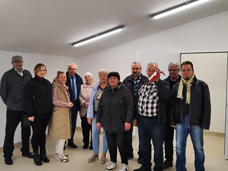 zdjęcie_grupowe_uczestników_otwarcia_rozbudowanej_sali_wiejskiej.jpeg